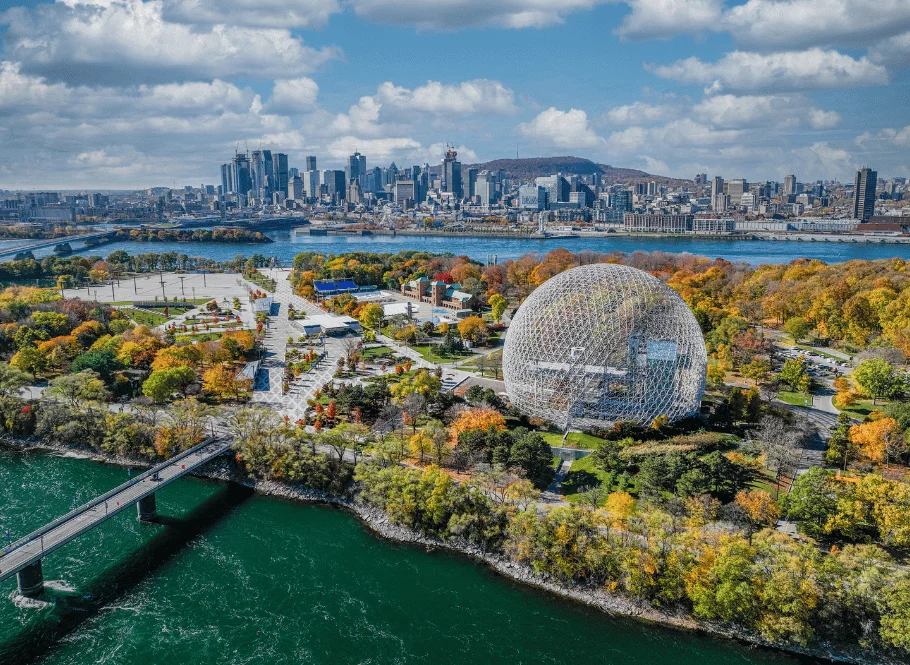 Vue aérienne de Montréal avec la Biosphère et un pont au premier plan.