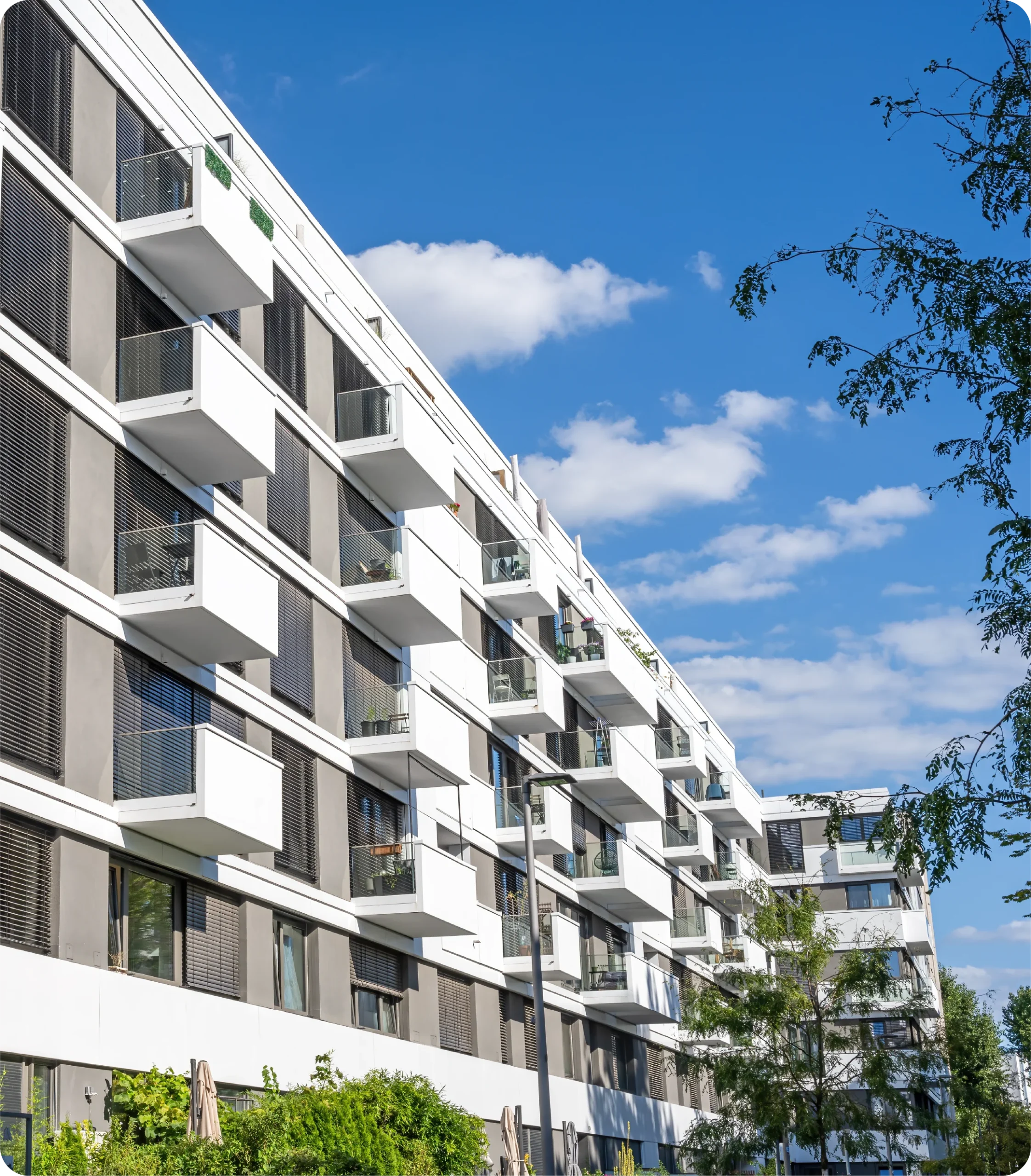 Immeuble d'appartements moderne avec balcons représentant les solutions de sécurité d'un complexe résidentiel