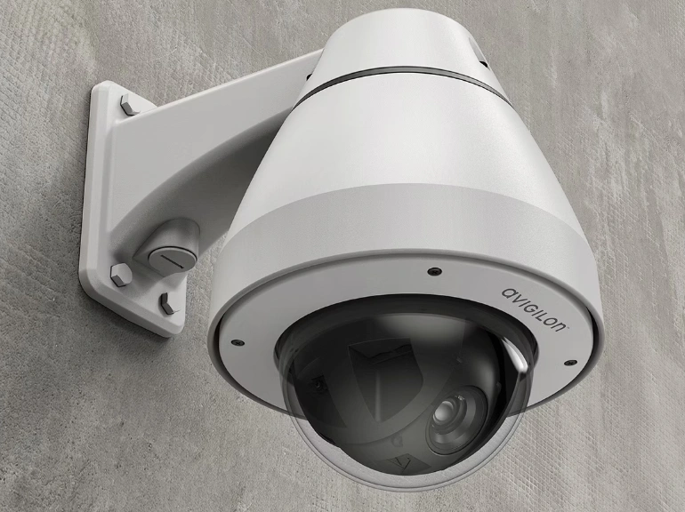 Gros plan sur une caméra PTZ Avigilon montée, conçue pour la surveillance extérieure et le suivi à grande échelle.