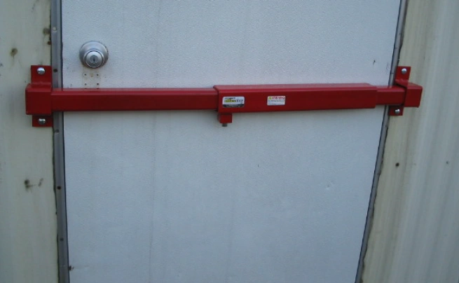 La serrure à barre de sécurité de la porte protège l'espace de stockage de la construction contre le vol et les effractions.