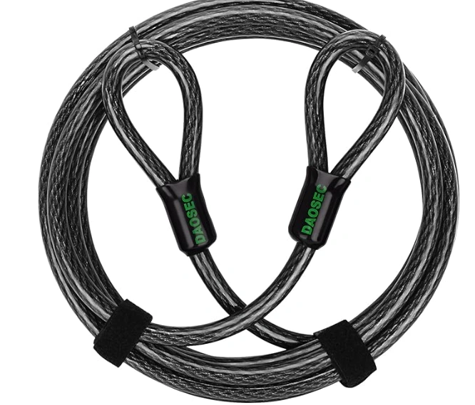 Serrure à câble de sécurité en acier robuste utilisée pour sécuriser les outils et les matériaux de construction.