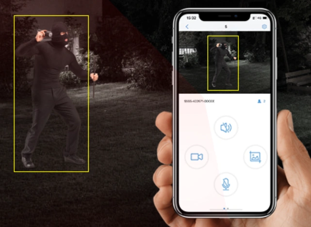 Application mobile montrant une alerte de caméra PTZ en temps réel et des images d'un intrus masqué dans une arrière-cour peu éclairée