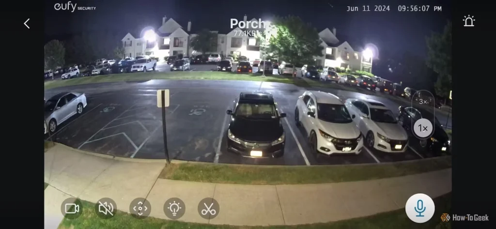 Caméra dôme de sécurité extérieure avec vision nocturne montrant une vue claire d'un parking avec des voitures et des lumières