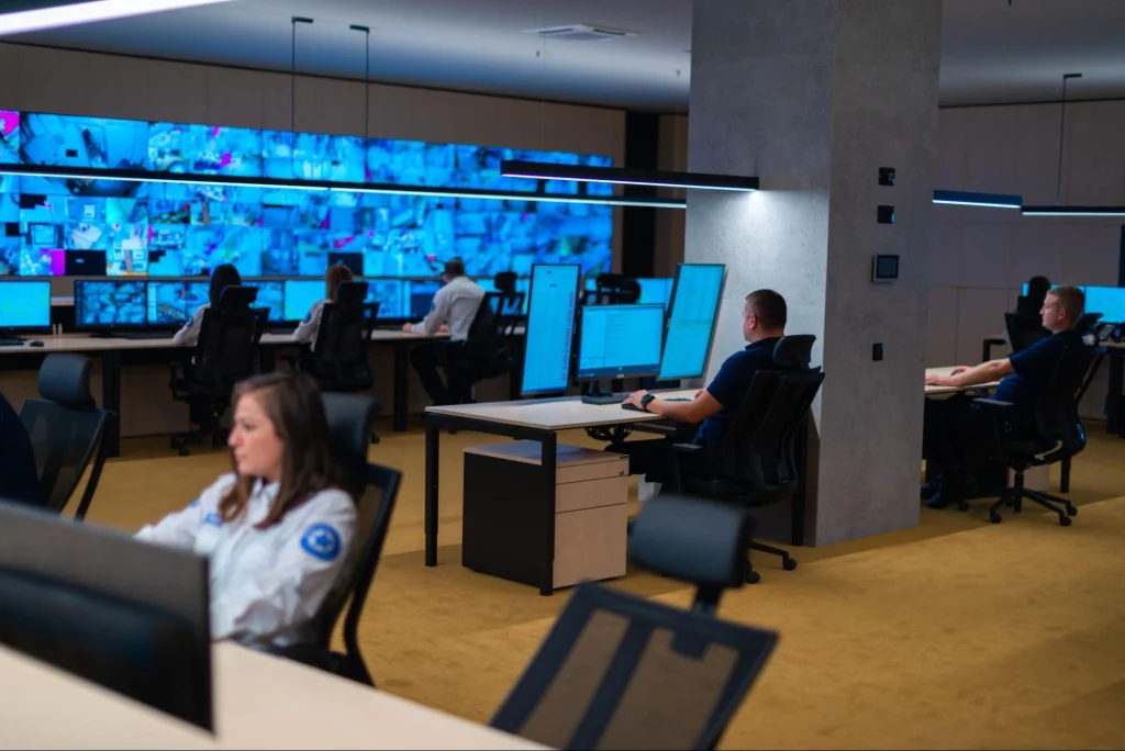 Salle de contrôle de sécurité avec plusieurs écrans pour surveiller les chantiers de construction afin de prévenir les vols et les dégradations