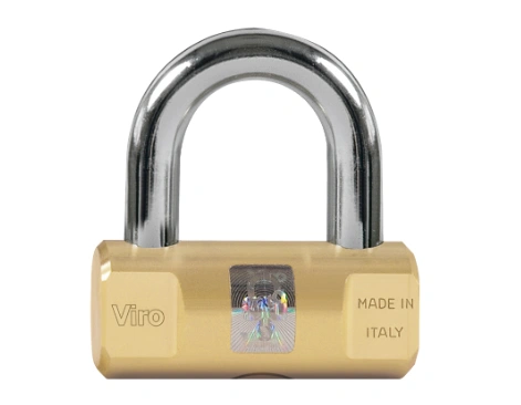 Cadenas en laiton solide utilisé pour sécuriser les matériaux de construction contre le vol et l'accès non autorisé.