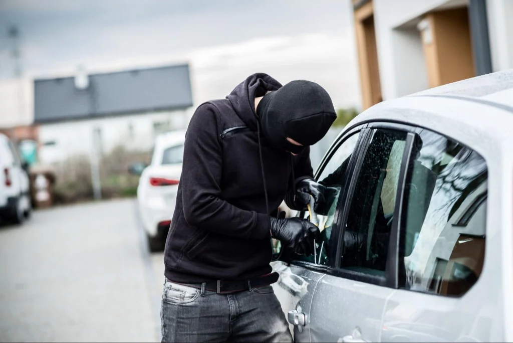 Un voleur masqué tente de voler une voiture à Atlantic City, symbolisant les atteintes aux biens et les risques liés à la sécurité des voyageurs.