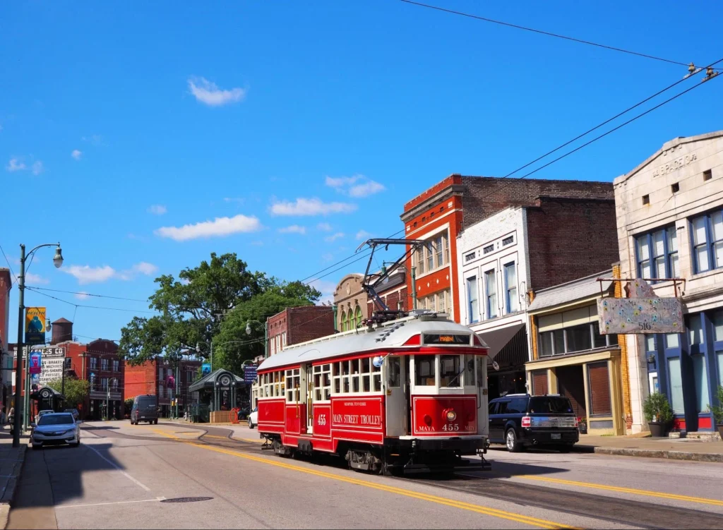 Le tramway rouge de Main Street par une journée ensoleillée dans le centre-ville de Memphis.