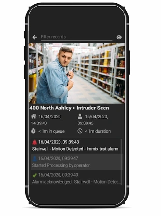 Alerte par application mobile montrant un intrus détecté dans une zone de stockage grâce à la surveillance vidéo en temps réel.