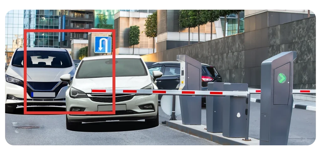 Entrée du parking de l'appartement clôturée avec un système de barrière automatique