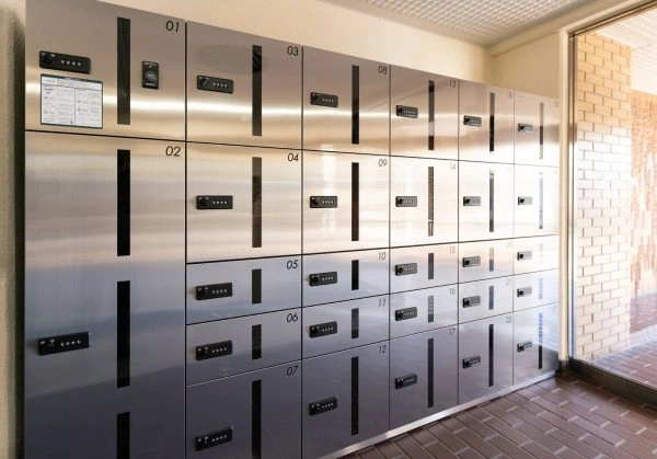 Casiers à colis sécurisés dans le hall d'entrée de l'immeuble