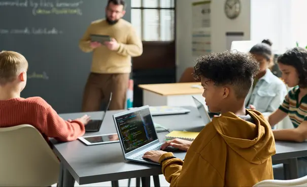 Est-il illégal d'installer des caméras dans les salles de classe ? Un guide juridique complet